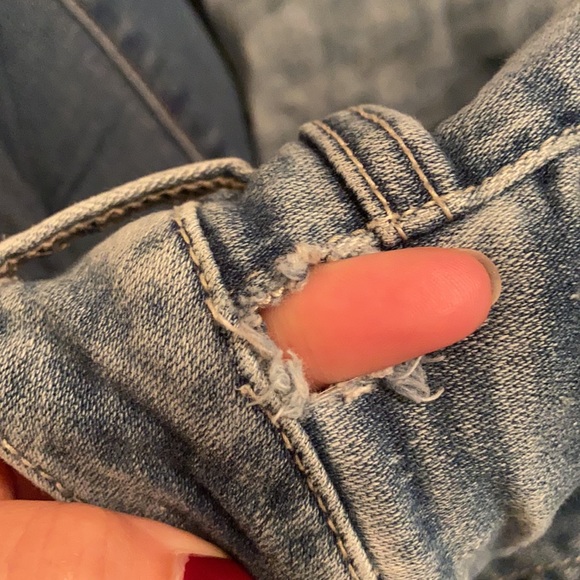 American Eagle ripped jeans. No tag, fits like a 2 - Picture 4 of 4